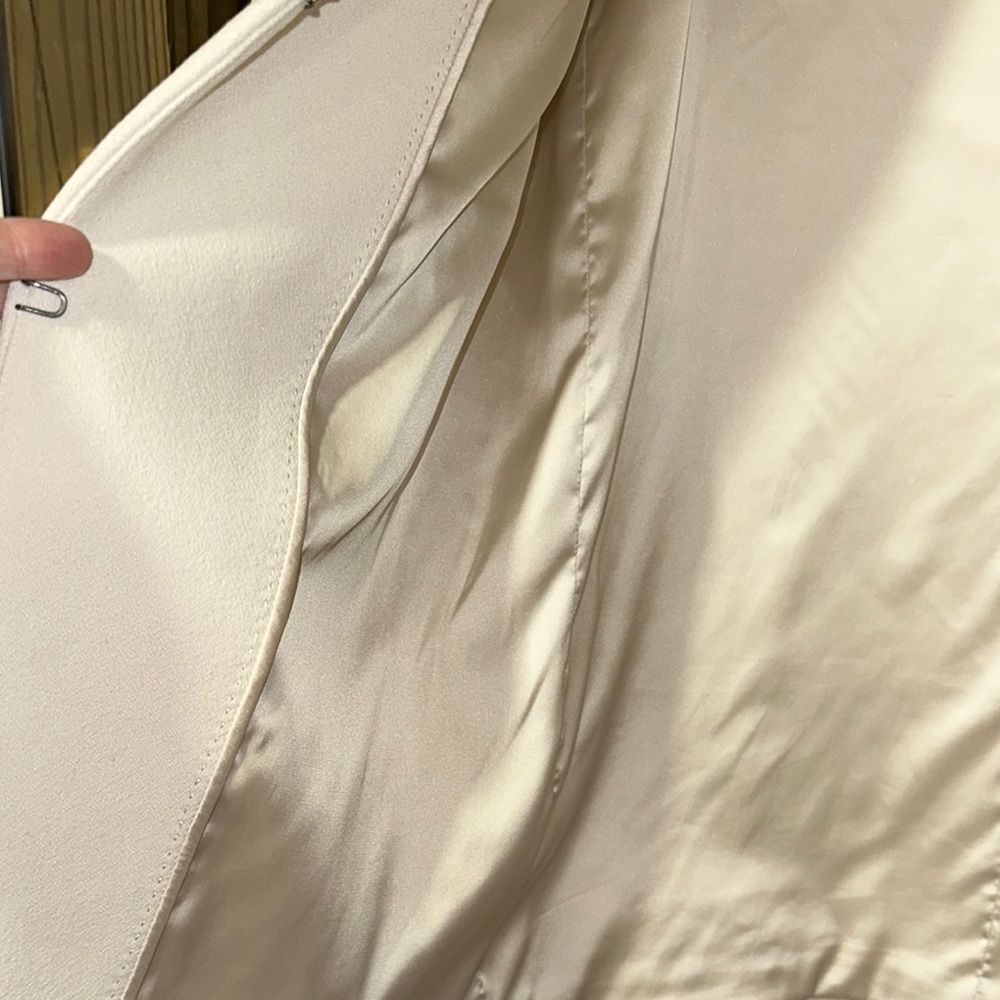 Elie Tahari Cream Cape with Textured Fabric and Wide Collar - Picture 11 of 16